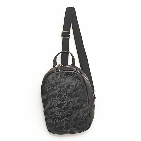 縦型ボディバッグ ブラック カモフラ柄 カウレザー（牛革）
